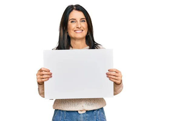 Middelbare Leeftijd Brunette Vrouw Met Lege Lege Banner Kijken Positief — Stockfoto