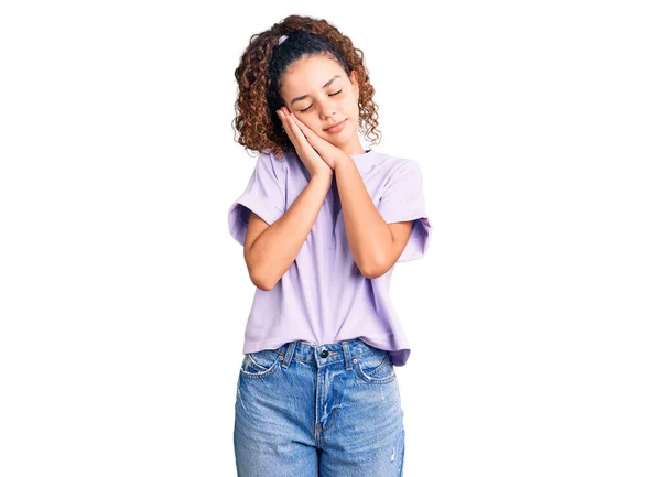 Hermosa Niña Con Pelo Rizado Usando Ropa Casual Durmiendo Cansada —  Fotos de Stock