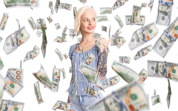 Ung Blond Kvinna Med Tatuering Bär Casual Kläder Ler Med — Stockfoto