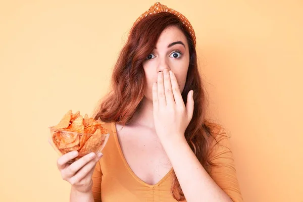 Ung Vacker Kvinna Som Håller Nachos Potatischips Täcker Munnen Med — Stockfoto