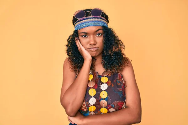 Jonge Afrikaanse Amerikaanse Vrouw Draagt Bohemien Hippie Stijl Denken Kijken — Stockfoto