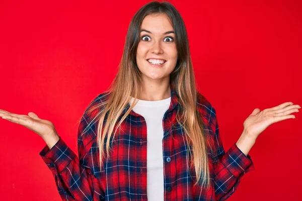 幸せな笑顔で勝利を祝うカジュアル服を身に着けている美しい白人女性と上げ手で勝者の式 — ストック写真