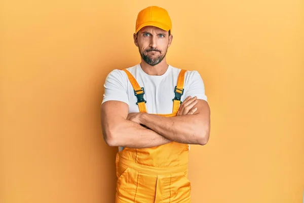 Jovem Homem Bonito Vestindo Uniforme Faz Tudo Sobre Fundo Amarelo — Fotografia de Stock