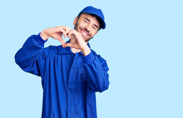 Jovem Hispânico Vestindo Uniforme Pintor Sorrindo Amor Mostrando Símbolo Coração — Fotografia de Stock