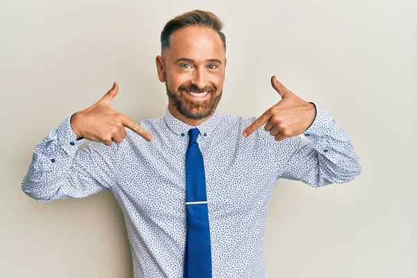 Hombre Guapo Mediana Edad Vistiendo Camisa Negocios Corbata Mirando Confiado —  Fotos de Stock