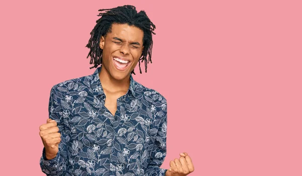Lerin Tişörtünü Giyen Afro Amerikan Genç Adam Çok Mutlu Heyecanlı — Stok fotoğraf