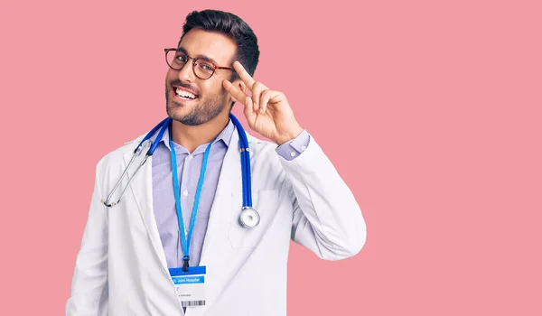 Jovem Hispânico Vestindo Uniforme Médico Estetoscópio Fazendo Símbolo Paz Com — Fotografia de Stock