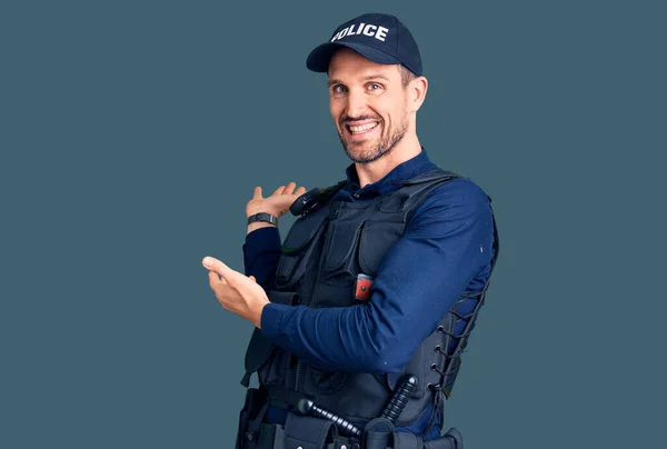 Joven Hombre Guapo Con Uniforme Policía Invitando Entrar Sonriendo Natural — Foto de Stock