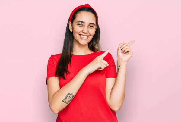 Jonge Spaanse Vrouw Casual Kleding Glimlachend Kijkend Naar Camera Wijzend — Stockfoto