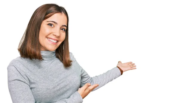 Młoda Piękna Kobieta Ubrana Luźny Sweter Turtleneck Zapraszając Wejścia Uśmiechnięty — Zdjęcie stockowe