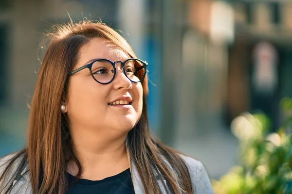 Ung Hispanic Storlek Affärskvinna Ler Glad Stående Vid Staden — Stockfoto