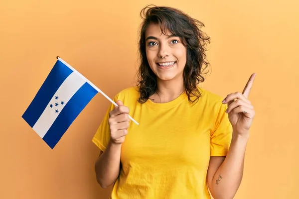 Junge Hispanische Frau Mit Honduras Fahne Lächelnd Glücklich Mit Hand — Stockfoto