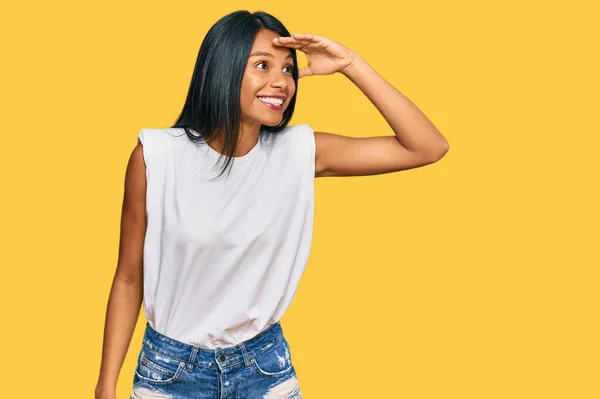 Jonge Afro Amerikaanse Vrouw Draagt Casual Kleding Erg Blij Glimlachend — Stockfoto