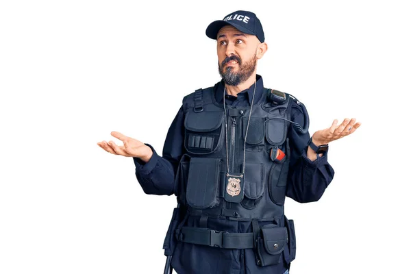 若いですハンサムな男を着て警察の制服無知で混乱したオープン腕 アイデアの概念 — ストック写真