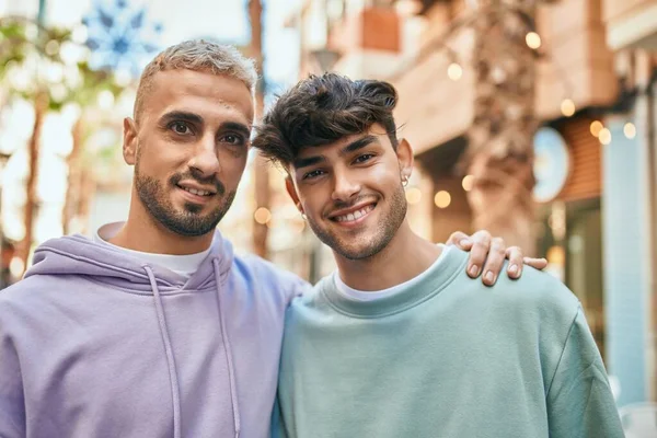 Jovem Casal Gay Sorrindo Feliz Abraçando Cidade — Fotografia de Stock