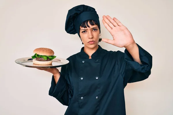 Beautiful Brunettte Woman Chef Holding Burguer Open Hand Doing Stop — Stock Photo, Image