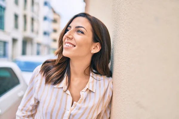 Young Hispanic Woman Smiling Happy Leaning Wall City — Stock Photo, Image