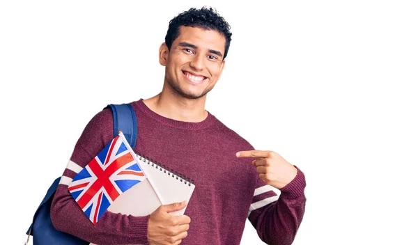 Spaanse Knappe Jongeman Wisselen Student Met Britse Vlag Wijzende Vinger — Stockfoto