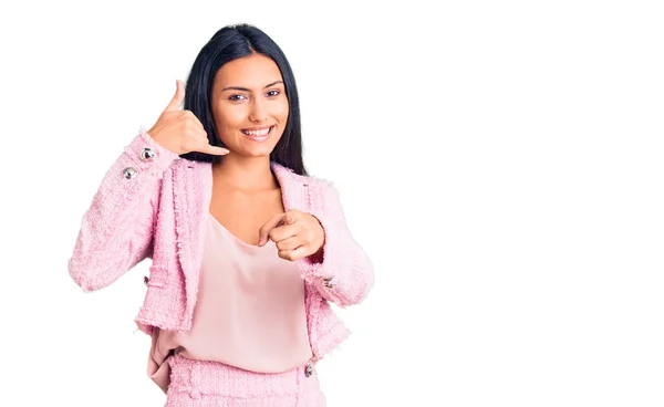 Joven Chica Latina Hermosa Con Ropa Negocios Sonriendo Haciendo Hablar —  Fotos de Stock