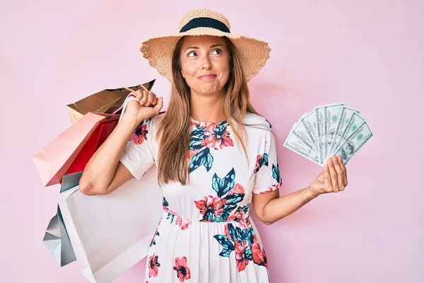 Mujer Hispana Mediana Edad Sosteniendo Bolsas Compras Dólares Sonriendo Mirando —  Fotos de Stock