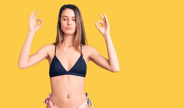 Ung Vacker Flicka Klädd Bikini Slappna Och Ler Med Slutna — Stockfoto