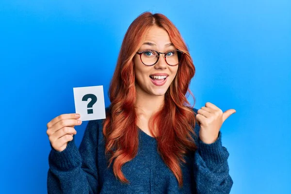 Young Beautiful Redhead Woman Holding Question Mark Pointing Thumb Side — Stock Photo, Image