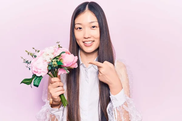 Mladá Krásná Čínská Žena Drží Růžovou Kytici Květin Úsměvem Šťastný — Stock fotografie