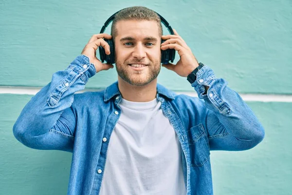 Jovem Caucasiano Sorrindo Feliz Usando Fones Ouvido Cidade — Fotografia de Stock