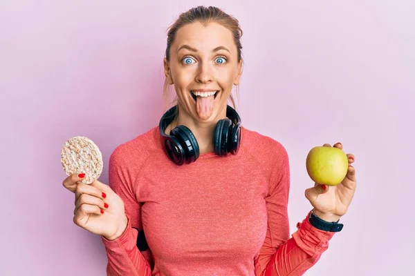 Hermosa Mujer Deportiva Caucásica Sosteniendo Manzana Verde Galletas Arroz Sacando —  Fotos de Stock