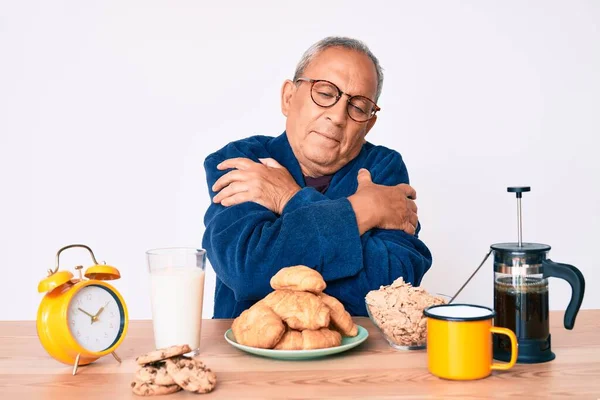 Hombre Guapo Mayor Con Pelo Gris Sentado Mesa Desayunando Por —  Fotos de Stock