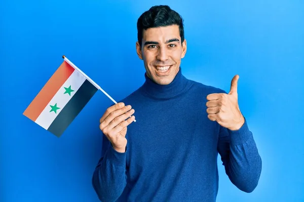 Bello Ispanico Uomo Che Tiene Bandiera Siriana Sorridente Felice Positivo — Foto Stock