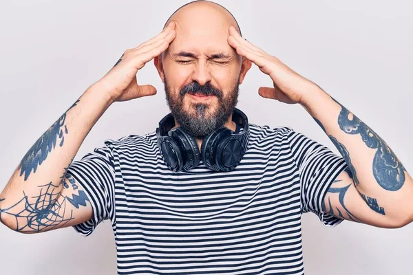 Junger Gutaussehender Mann Der Mit Kopfhörern Musik Hört Mit Der — Stockfoto