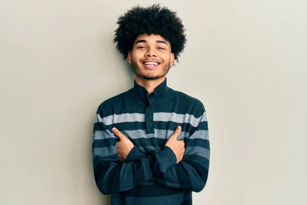 Junger Afrikanisch Amerikanischer Mann Mit Afro Haaren Lässig Gekleidet Fröhlich — Stockfoto