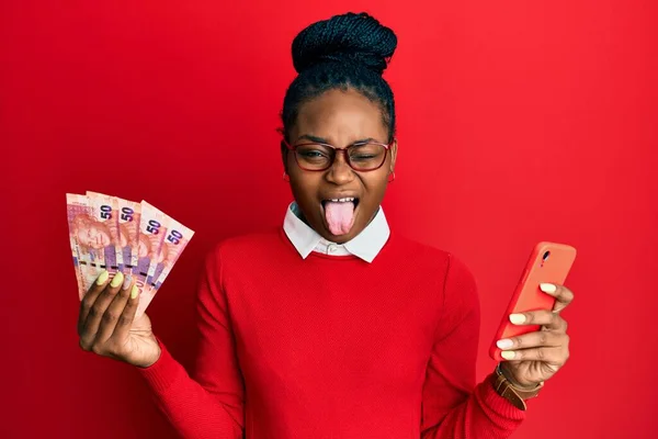 Joven Mujer Afroamericana Usando Teléfono Inteligente Sosteniendo Billetes Rand Sudáfrica —  Fotos de Stock
