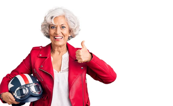 Старшая Седовласая Женщина Мотоциклетным Шлемом Улыбается Счастливая Позитивная Большой Палец — стоковое фото