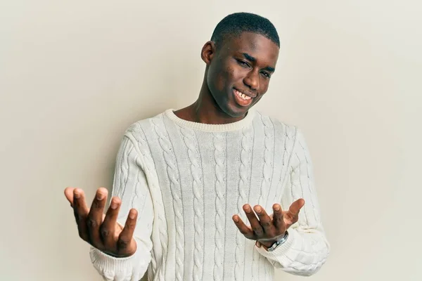 Νεαρός Αφροαμερικάνος Που Φοράει Casual Ρούχα Χαμογελώντας Χαρούμενος Ανοιχτές Αγκάλες — Φωτογραφία Αρχείου