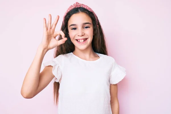 Menina Criança Hispânica Bonito Vestindo Roupas Casuais Diadema Sorrindo Positivo — Fotografia de Stock