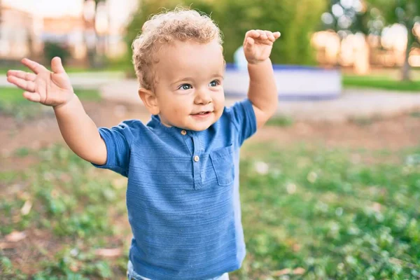 Söt Och Glad Liten Pojke Som Har Roligt Parken Solig — Stockfoto