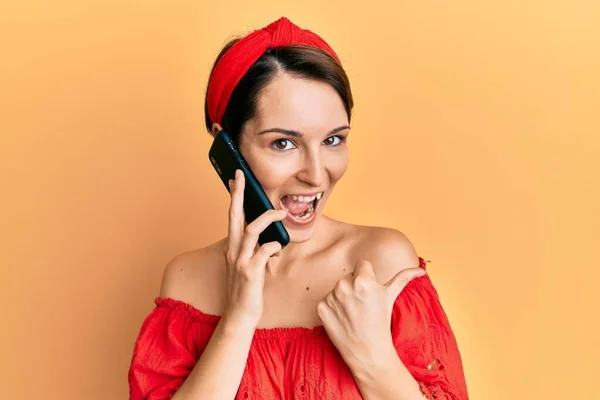 Joven Morena Pelo Corto Conversando Hablando Smartphone Apuntando Con Pulgar —  Fotos de Stock