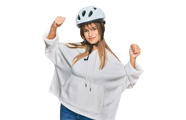 Adolescente Caucasiano Menina Vestindo Capacete Bicicleta Mostrando Músculos Braços Sorrindo — Fotografia de Stock