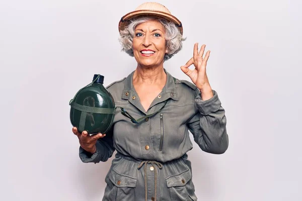 Senior Mulher Cabelos Grisalhos Usando Chapéu Explorador Segurando Cantina Água — Fotografia de Stock