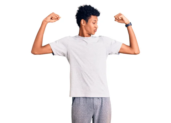 Jovem Afro Americano Vestindo Roupas Casuais Mostrando Músculos Dos Braços — Fotografia de Stock