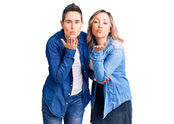 Couple Women Wearing Casual Clothes Looking Camera Blowing Kiss Hand — Stock Photo, Image