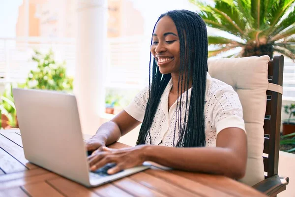Молодая Африканская Американка Улыбается Счастливой Работе Ноутбуком Террасе — стоковое фото