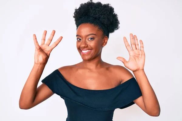 Jonge Afrikaanse Amerikaanse Vrouw Dragen Casual Kleding Tonen Wijzen Met — Stockfoto