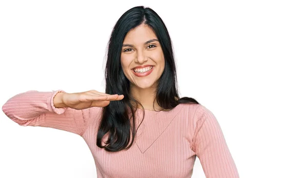 Ung Latinamerikansk Kvinna Bär Avslappnade Kläder Gester Med Händerna Visar — Stockfoto