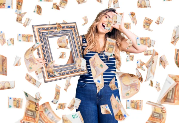 Joven Mujer Caucásica Sosteniendo Marco Vacío Sonriendo Feliz Haciendo Signo —  Fotos de Stock