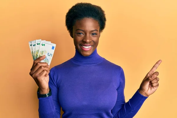 Молода Афроамериканська Дівчина Тримає Купку Банкнот Номіналом Євро Посміхається Показує — стокове фото