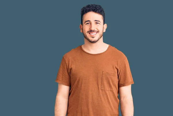 Joven Hombre Hispano Usando Ropa Casual Con Una Sonrisa Alegre —  Fotos de Stock