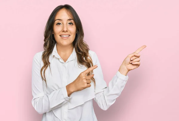 Jovem Morena Vestindo Roupas Casuais Sorrindo Olhando Para Câmera Apontando — Fotografia de Stock